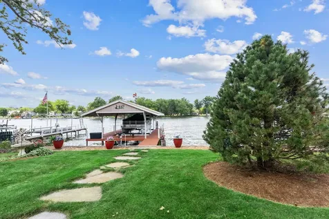 2019 North Woodlawn Park Avenue Mchenry IL 60051