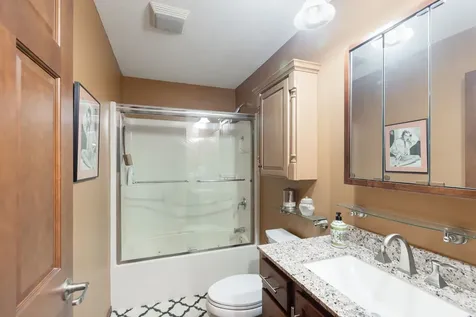 2019 North Woodlawn Park Avenue Mchenry IL 60051