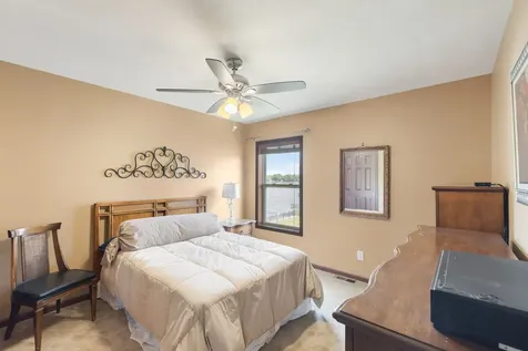 2019 North Woodlawn Park Avenue Mchenry IL 60051