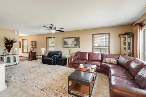 2019 North Woodlawn Park Avenue Mchenry IL 60051
