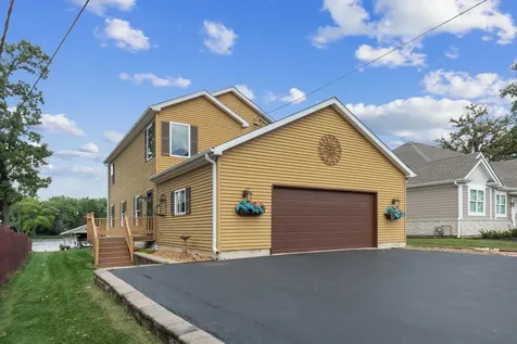 2019 North Woodlawn Park Avenue Mchenry IL 60051