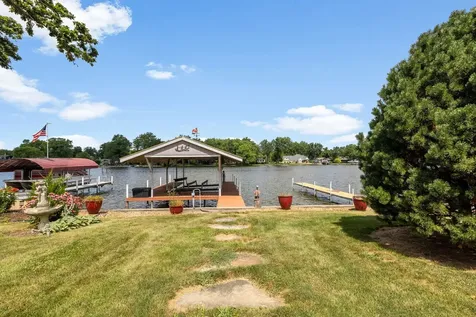 2019 North Woodlawn Park Avenue Mchenry IL 60051