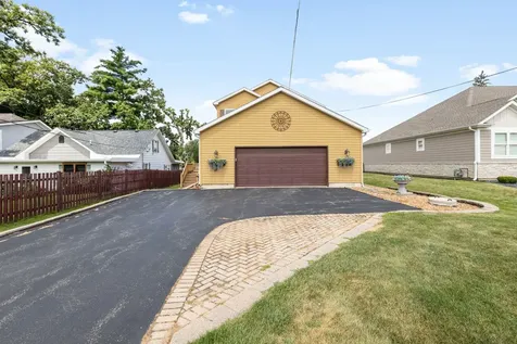 2019 North Woodlawn Park Avenue Mchenry IL 60051