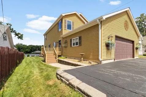 2019 North Woodlawn Park Avenue Mchenry IL 60051