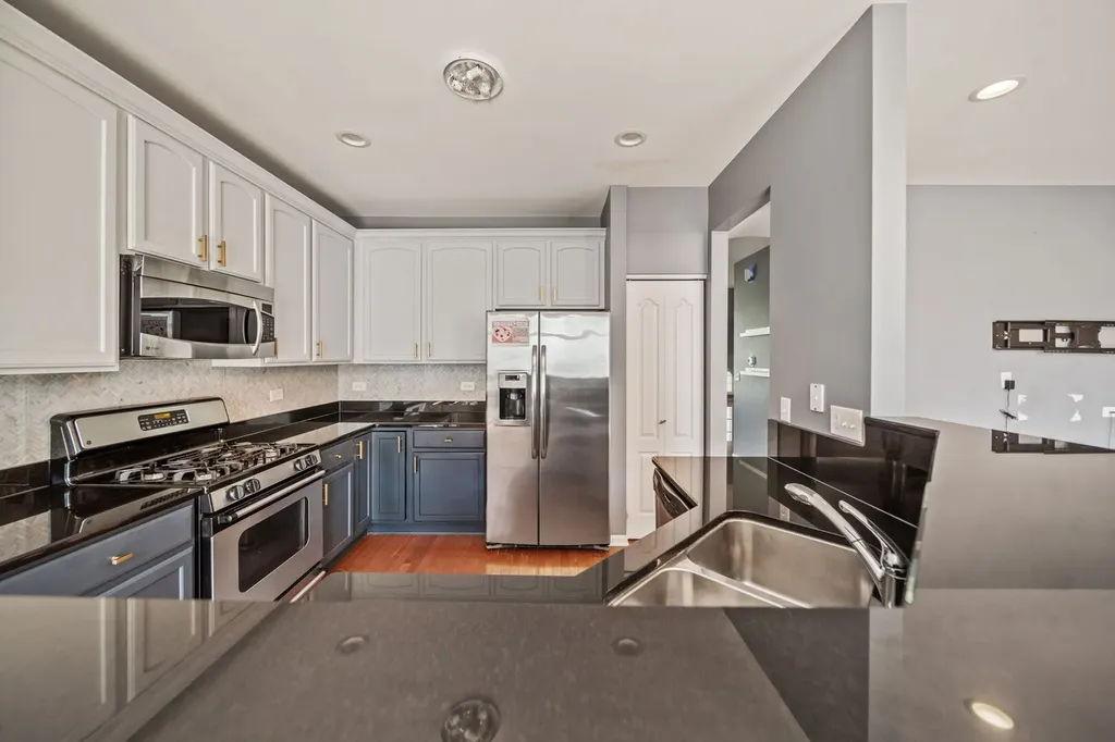 284 Edmundton Circle Carol Stream IL 60188