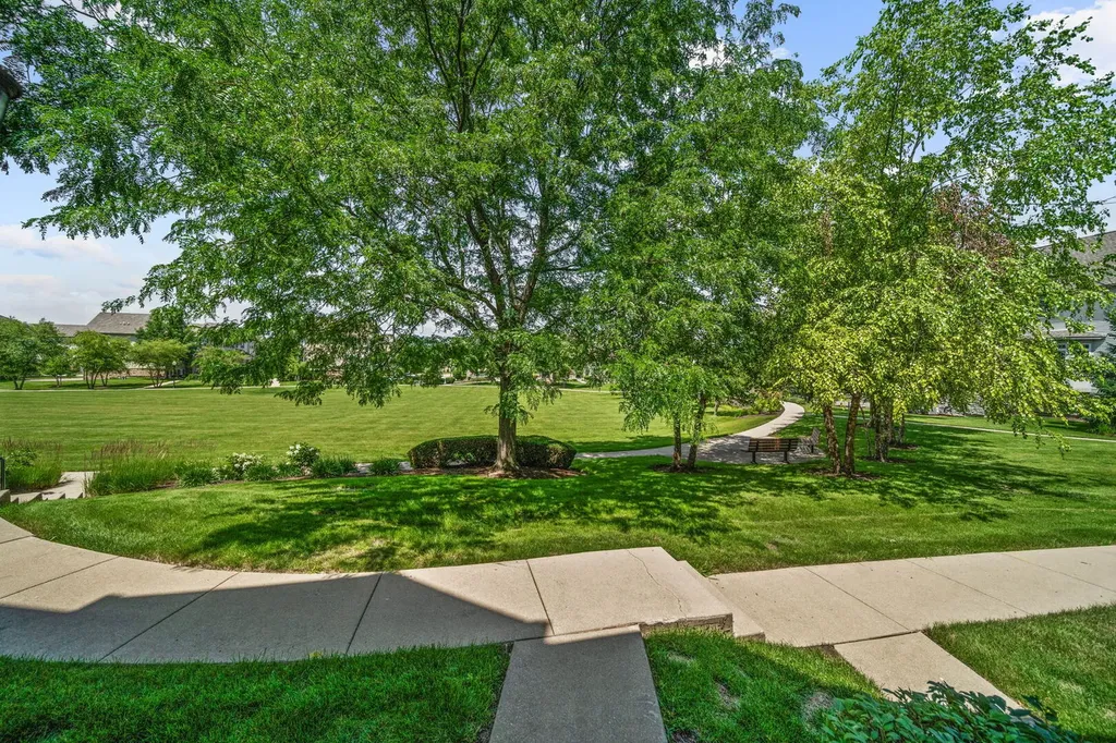 284 Edmundton Circle Carol Stream IL 60188
