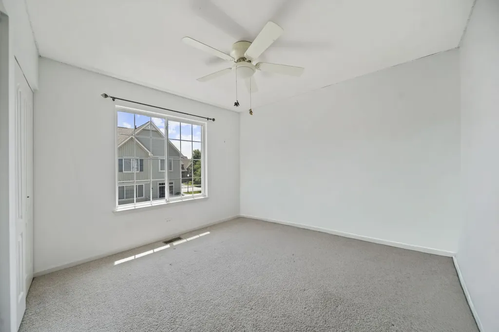 284 Edmundton Circle Carol Stream IL 60188