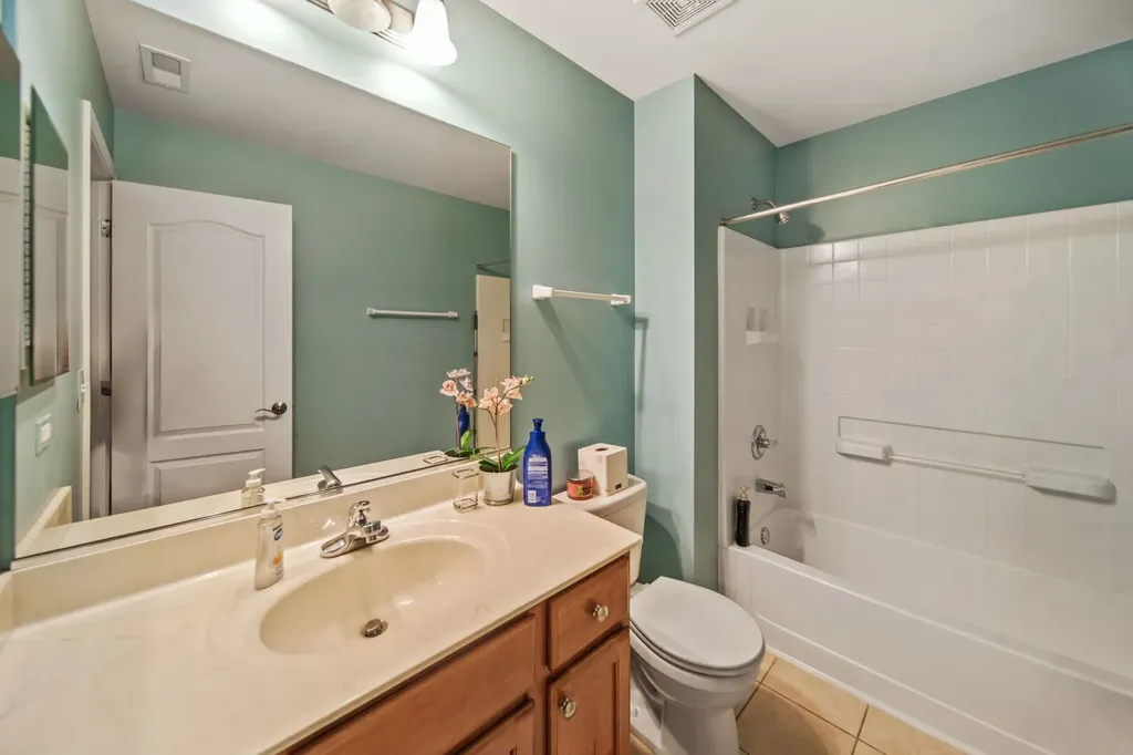 284 Edmundton Circle Carol Stream IL 60188