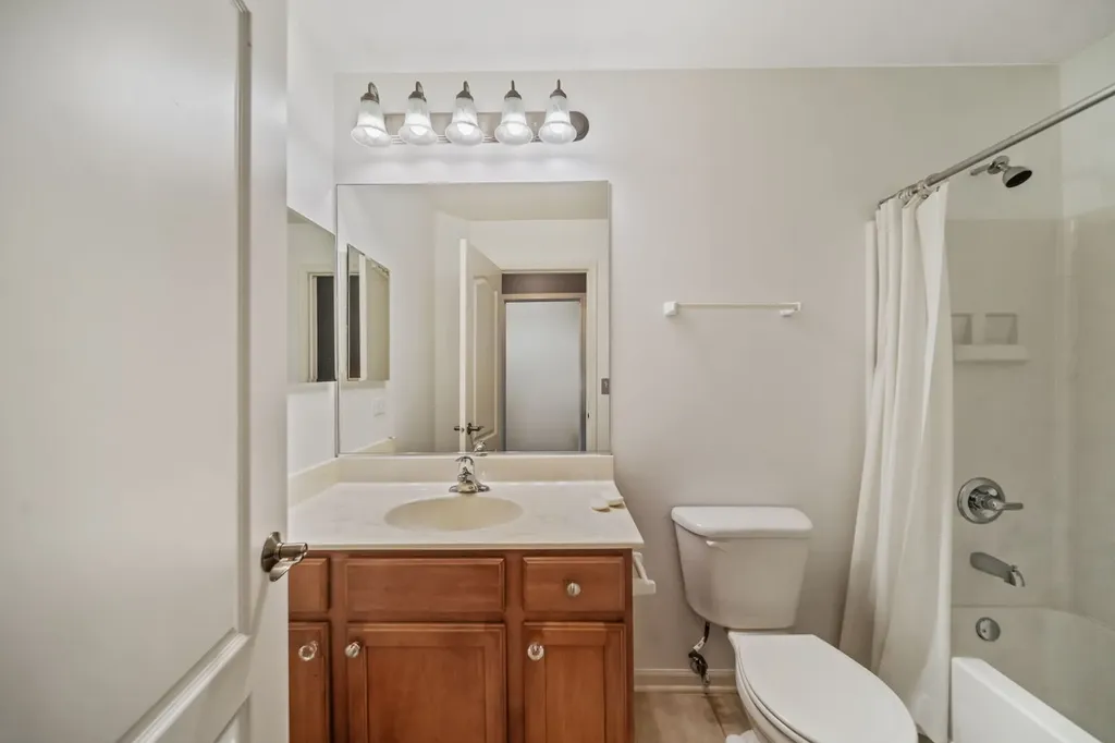 284 Edmundton Circle Carol Stream IL 60188