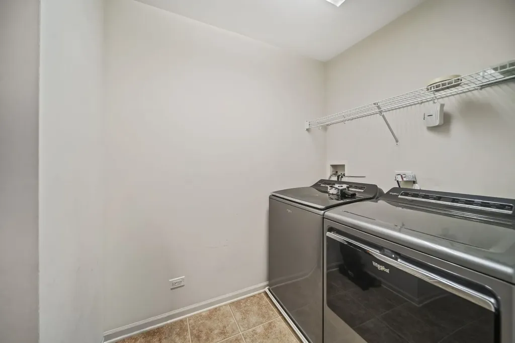 284 Edmundton Circle Carol Stream IL 60188