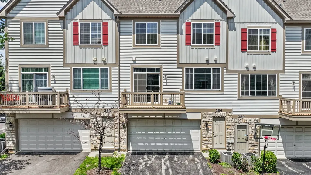 284 Edmundton Circle Carol Stream IL 60188