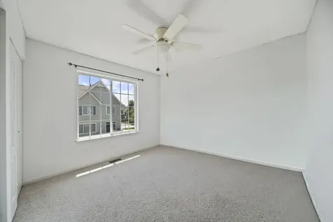 284 Edmundton Circle Carol Stream IL 60188