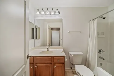 284 Edmundton Circle Carol Stream IL 60188