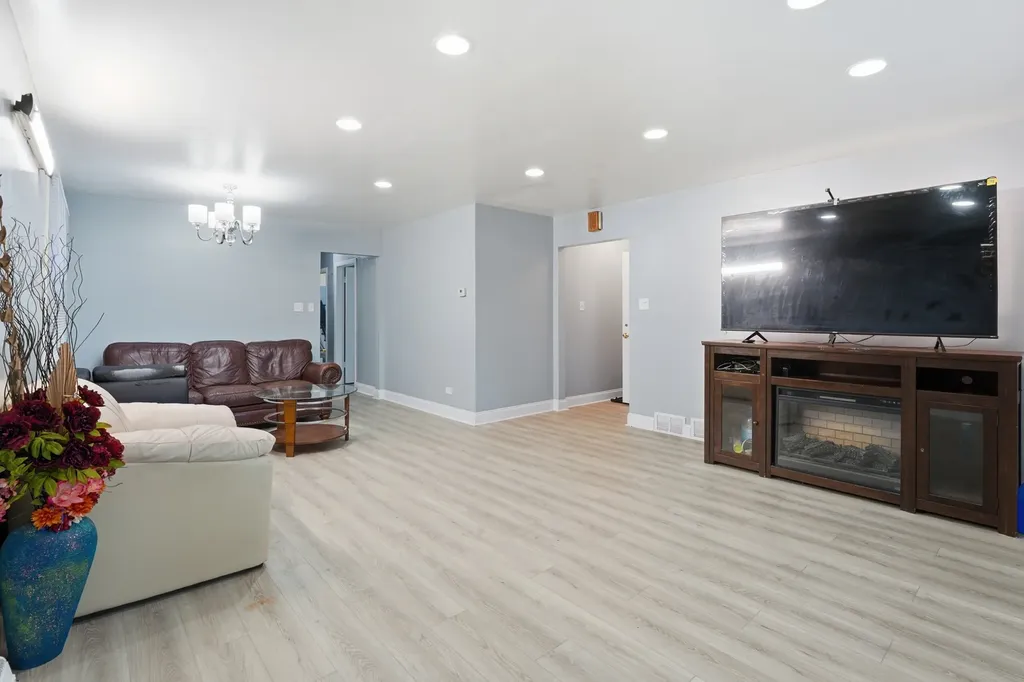 2507 West Coyle Avenue Chicago IL 60645