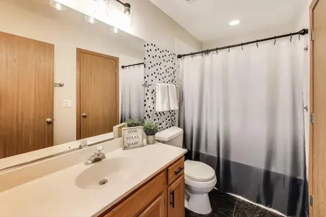 985 Manchester Circle Grayslake IL 60030