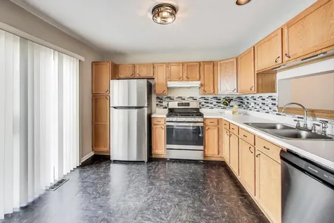 985 Manchester Circle Grayslake IL 60030