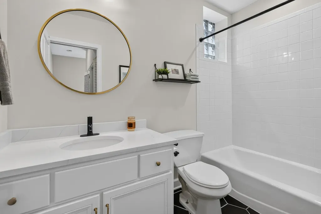 1320 West Grenshaw Street Chicago IL 60607