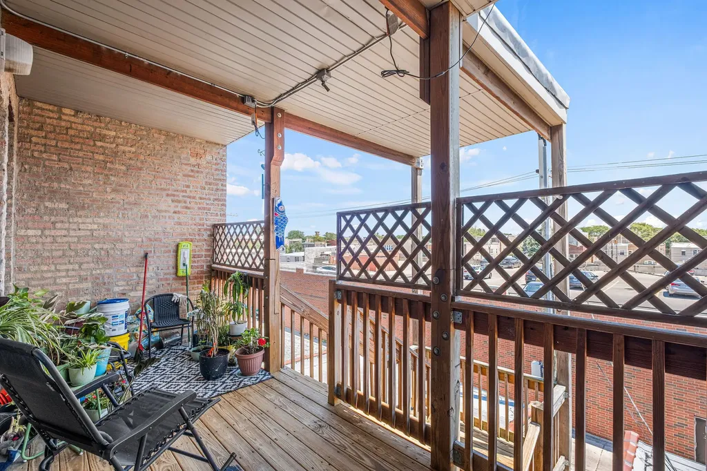 6209 North Mozart Street Chicago IL 60659