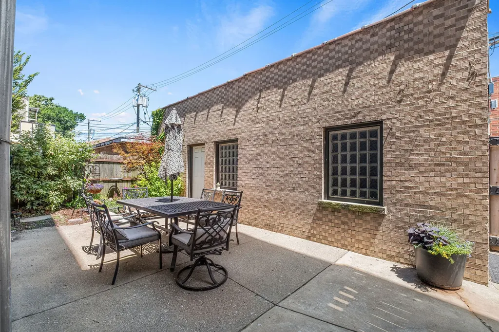 6209 North Mozart Street Chicago IL 60659
