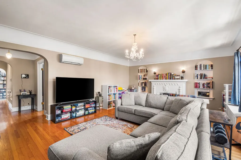 6209 North Mozart Street Chicago IL 60659