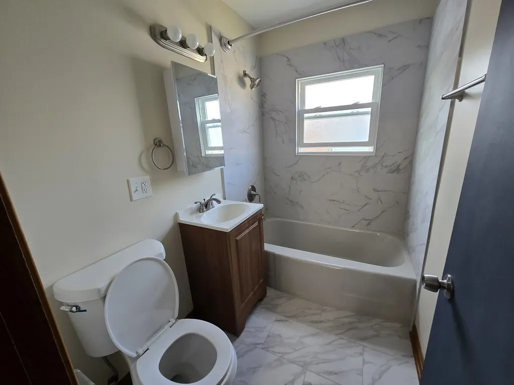10653 South Mackinaw Avenue Chicago IL 60617