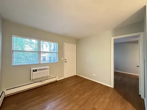 4612 North Beacon Street Chicago IL 60640