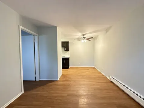 4612 North Beacon Street Chicago IL 60640