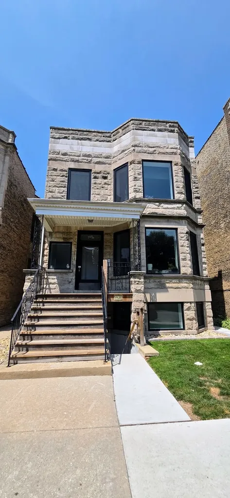 2230 West Wilson Avenue Chicago IL 60625