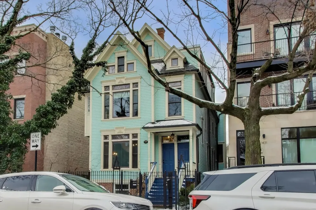 1429 West Roscoe Street Chicago IL 60657