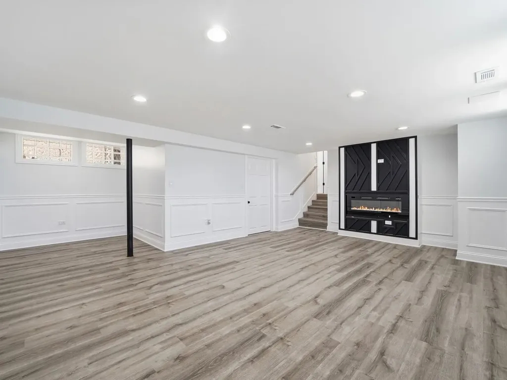 8359 South State Street Chicago IL 60619