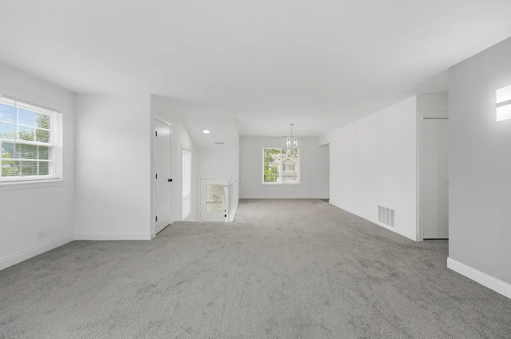 2042 Windemere Circle Schaumburg IL 60194