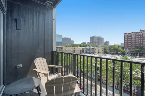 948 West Sunnyside Avenue Chicago IL 60640