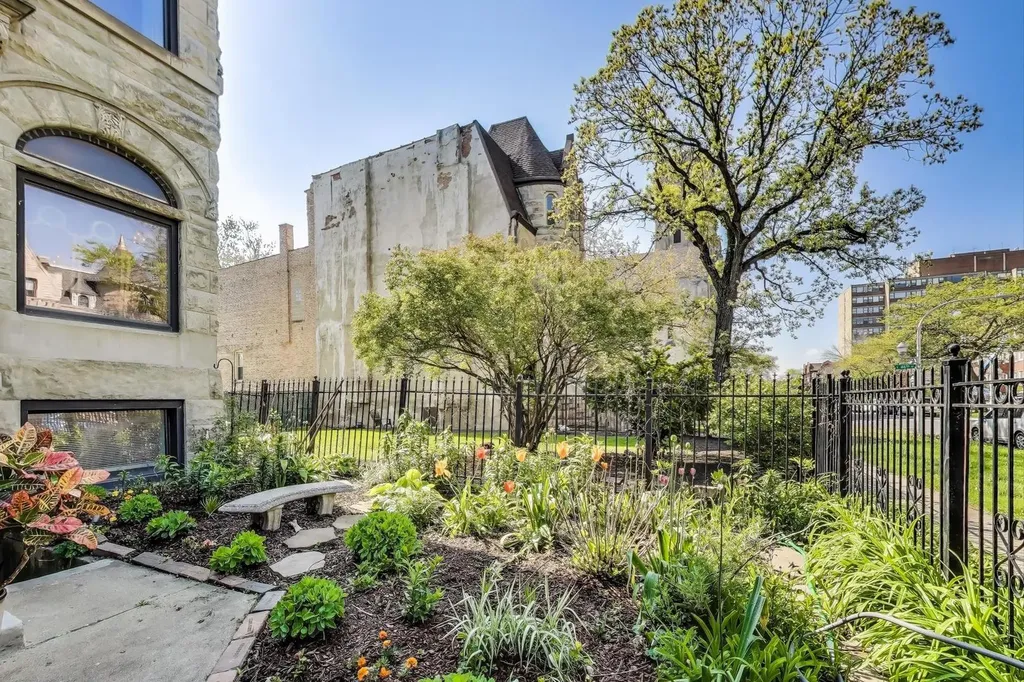4553 South Ellis Avenue Chicago IL 60653