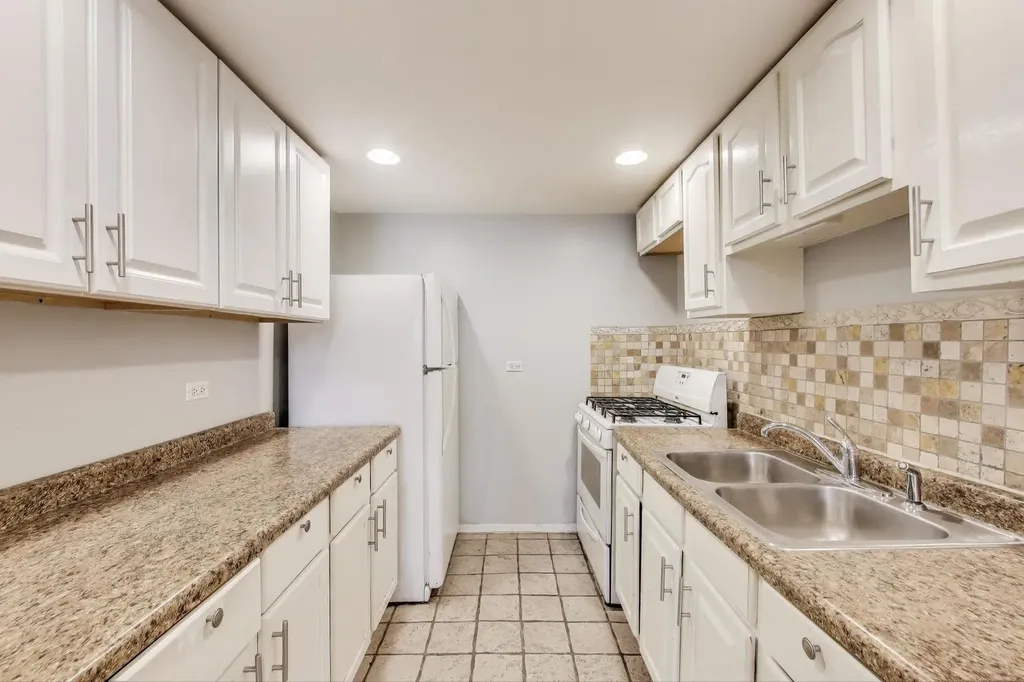 4553 South Ellis Avenue Chicago IL 60653