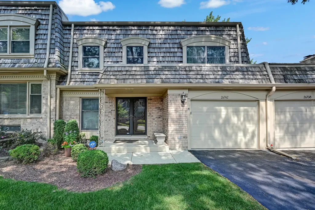 2S742 Avenue Cherbourg Oak Brook IL 60523