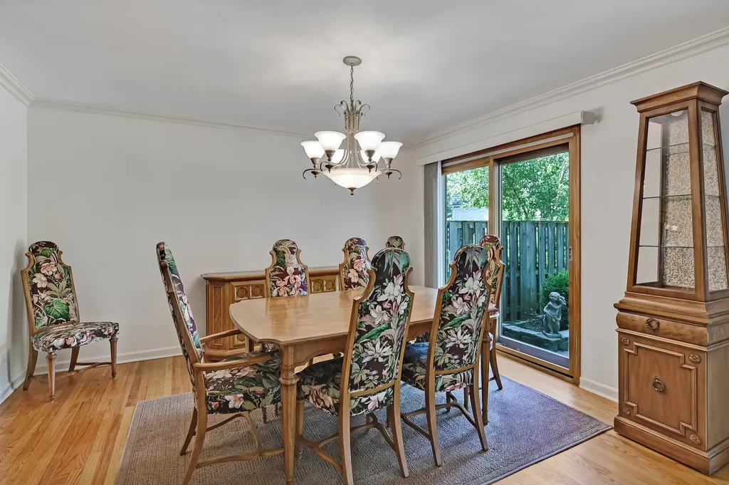2S742 Avenue Cherbourg Oak Brook IL 60523