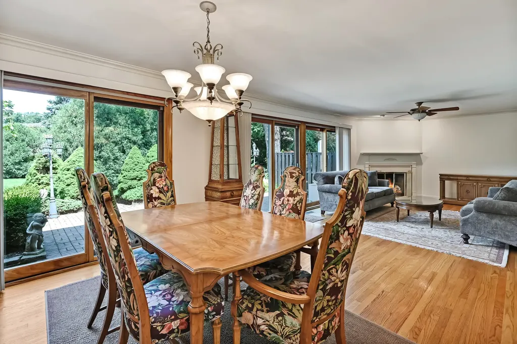 2S742 Avenue Cherbourg Oak Brook IL 60523