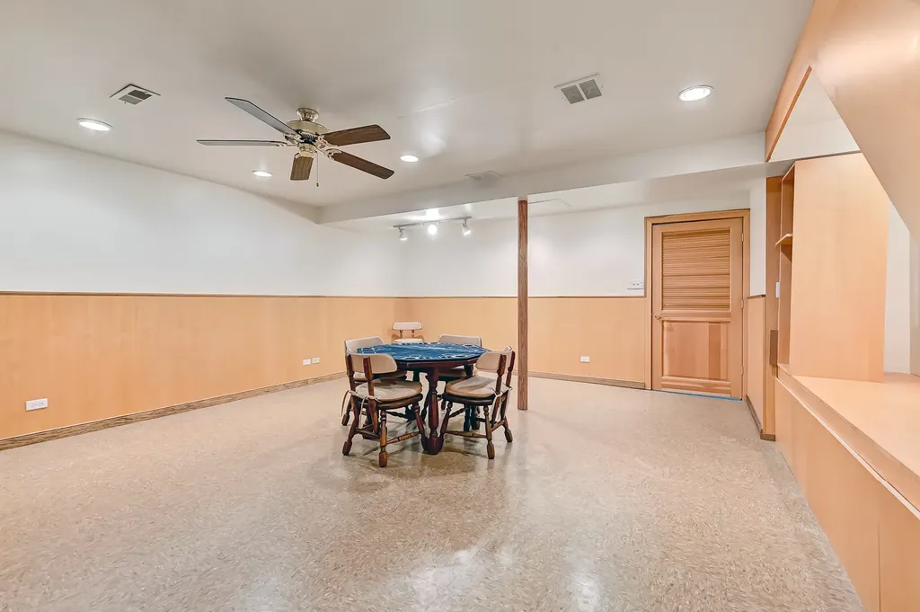 2S742 Avenue Cherbourg Oak Brook IL 60523