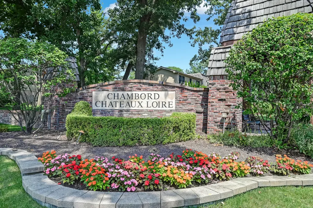 2S742 Avenue Cherbourg Oak Brook IL 60523