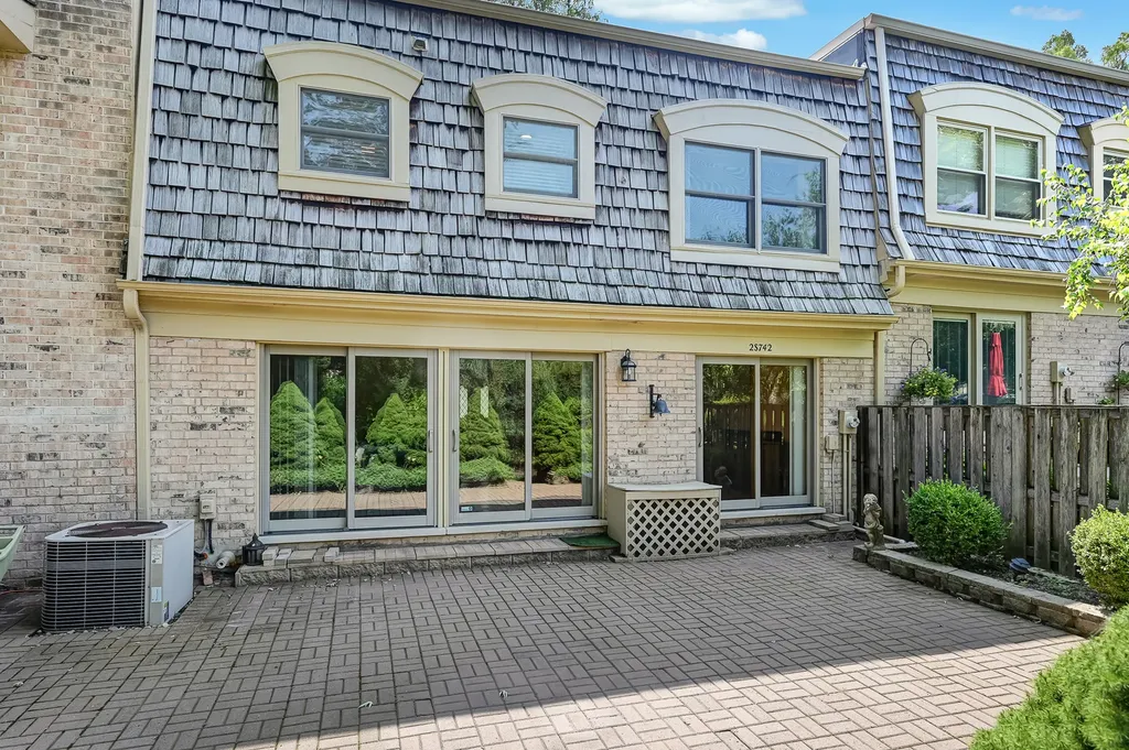 2S742 Avenue Cherbourg Oak Brook IL 60523