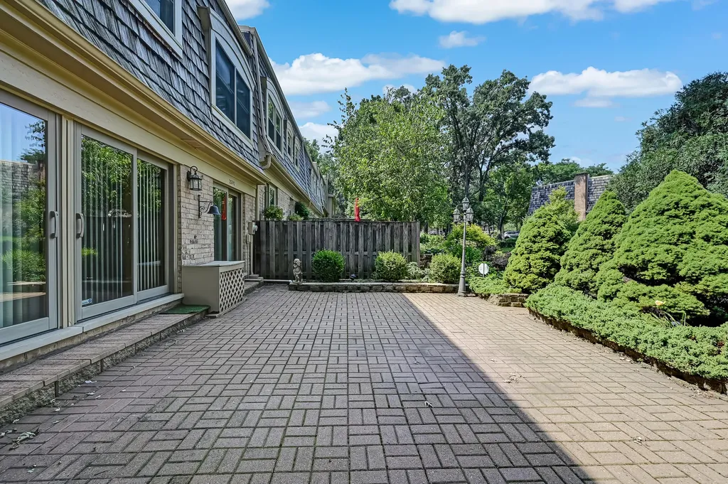 2S742 Avenue Cherbourg Oak Brook IL 60523