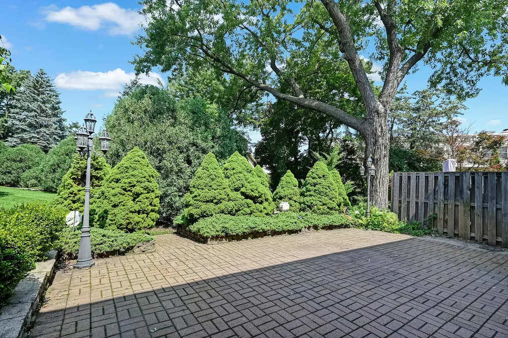 2S742 Avenue Cherbourg Oak Brook IL 60523