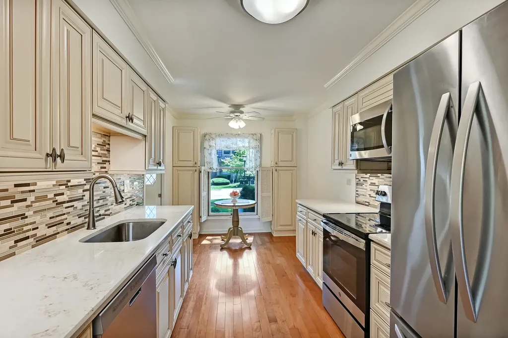 2S742 Avenue Cherbourg Oak Brook IL 60523