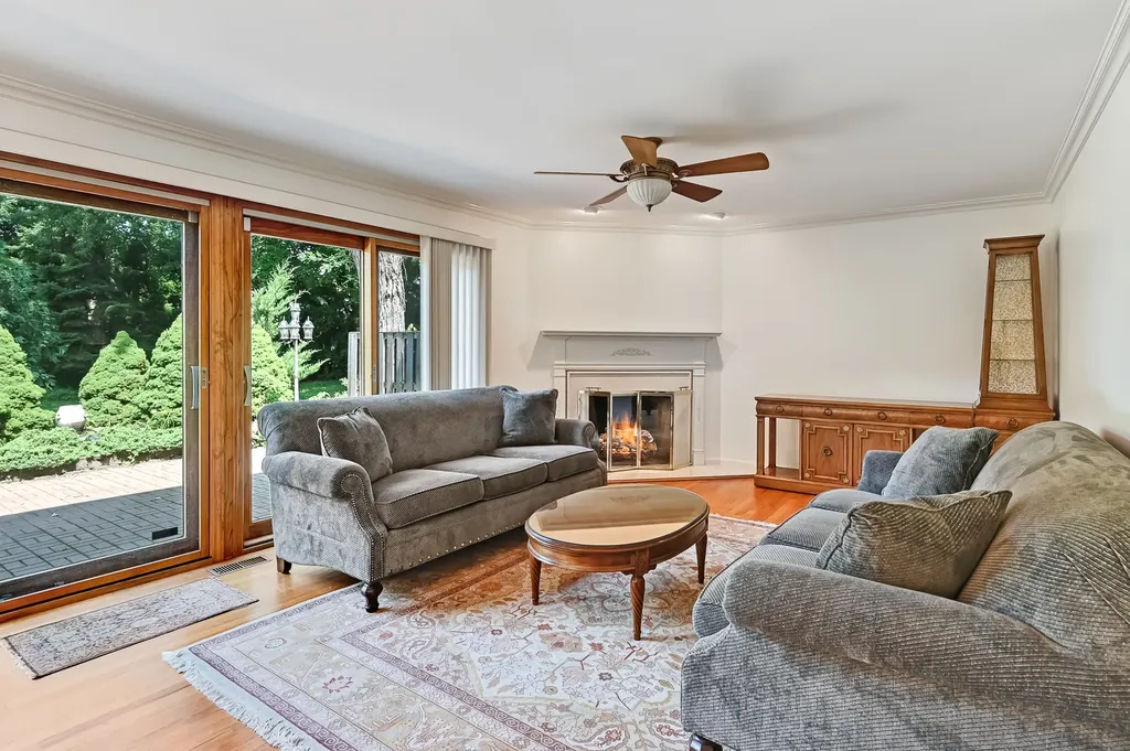 2S742 Avenue Cherbourg Oak Brook IL 60523