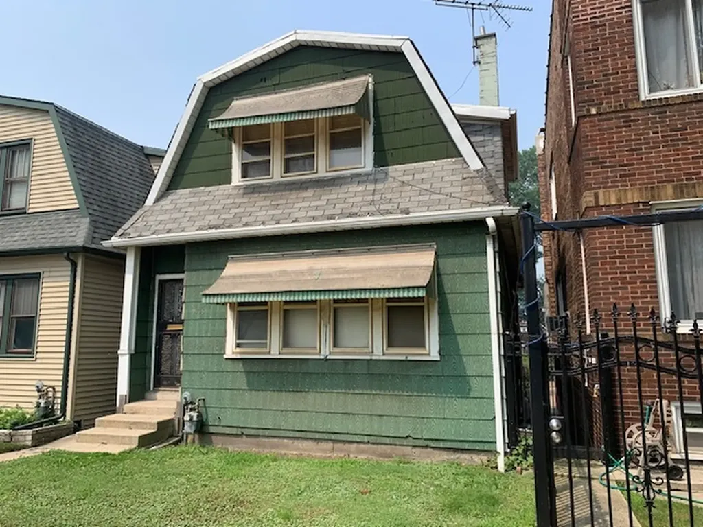9726 South Avenue J Chicago IL 60617