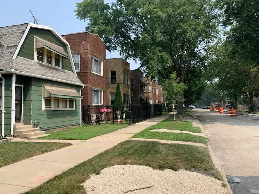 9726 South Avenue J Chicago IL 60617
