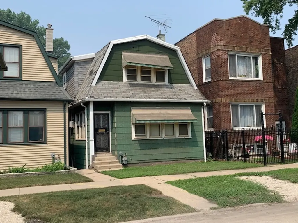 9726 South Avenue J Chicago IL 60617