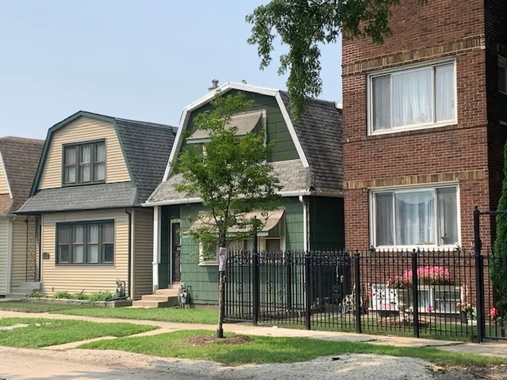 9726 South Avenue J Chicago IL 60617