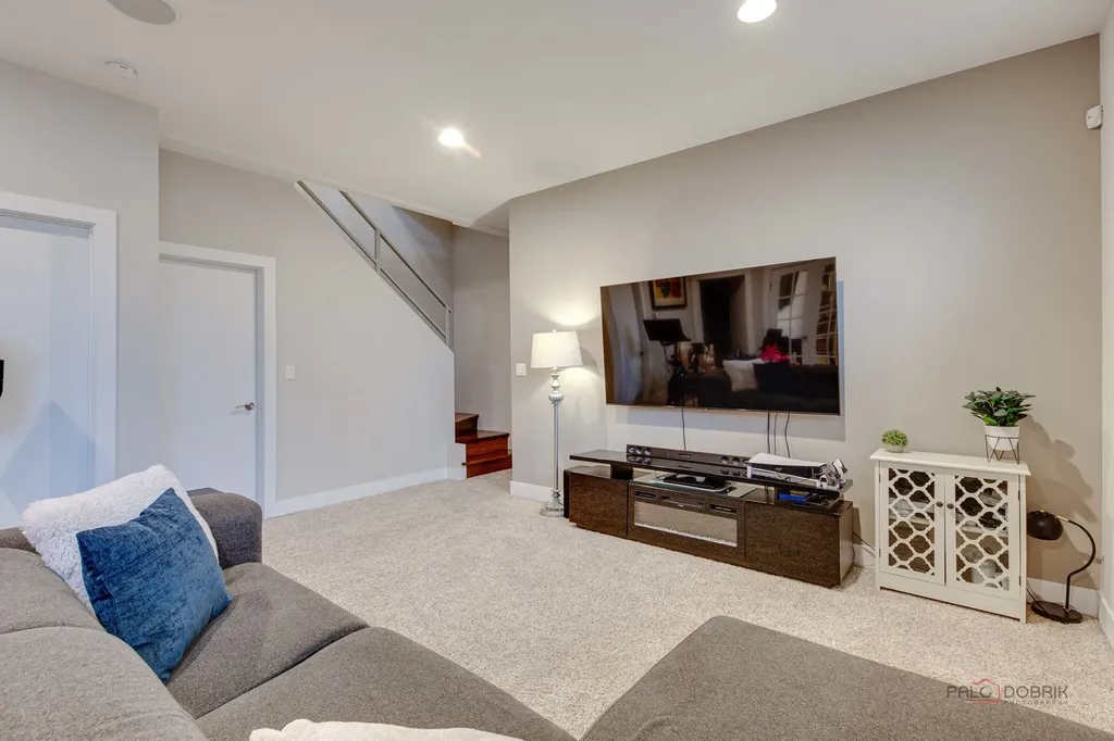2501 West Haddon Avenue Chicago IL 60622