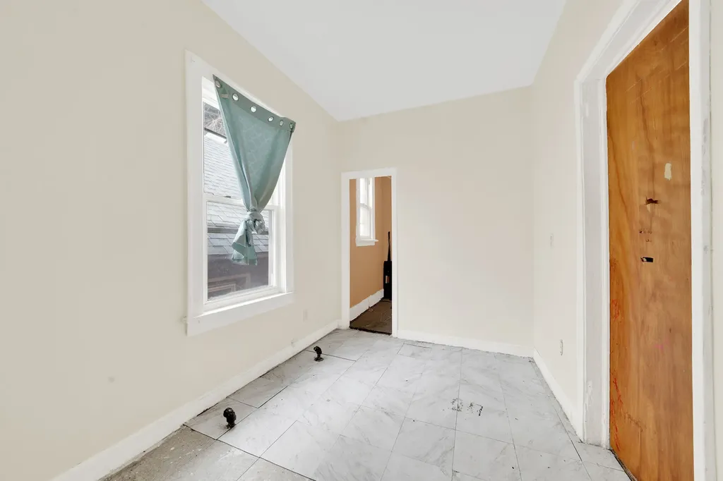 9953 South Avenue M W Chicago IL 60617